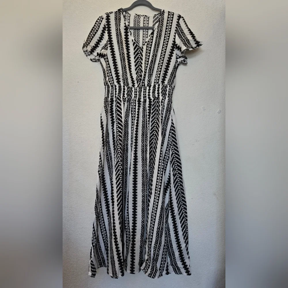 Black and White Patterned Maxi Dress. Size L - Picture 2 of 11
